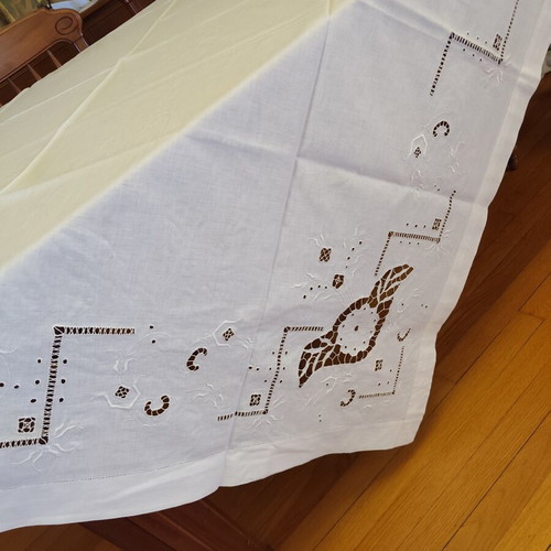 Handmade cutwork tablecloth 170x170, like new