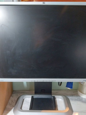 HP LP1965 19" like new, max height 50cm