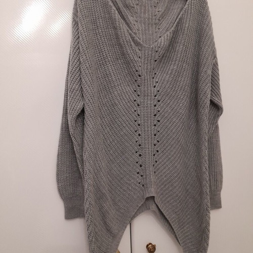 Knit oversized sweater with V neckline grey, like new, one size