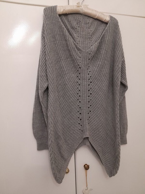 Knit oversized sweater with V neckline grey, like new, one size