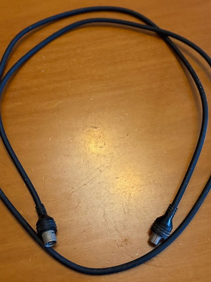 S-Video 4-pin cable used, black