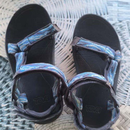 Teva sandals boys' size 32-33 used, black and blue