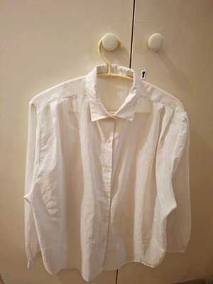 White women's shirt XL like new