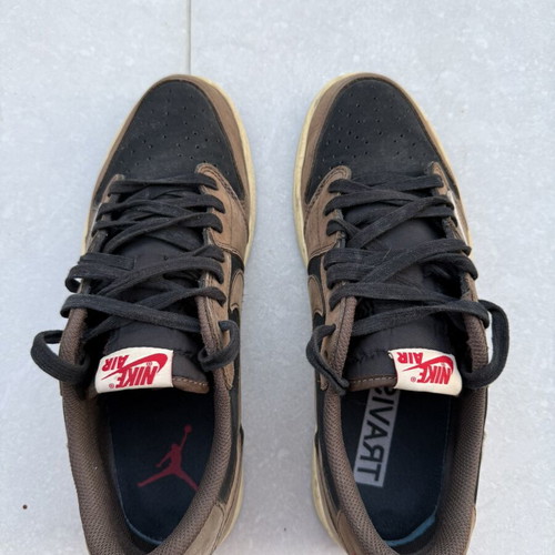 Jordan 1 Low Mocha sneakers like new, size 44, Travis Scott