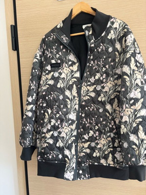 Bomber jacket Arpyes like new, unworn