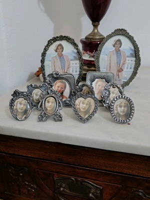 Picture frames like new, pack of 11 with miniatures and large sizes