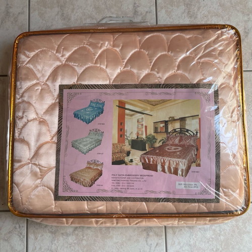 Satin figure bedspread set with pillowcases for double bed new, salmon color