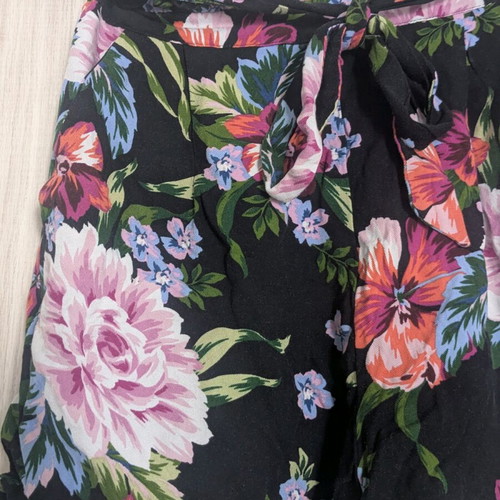 Stradivarius fabric shorts like new, black with multicolor