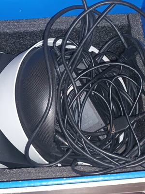 PS4 VR headset like new, functional, with box