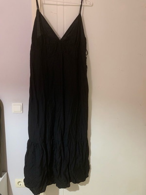 Αφόρετο μαύρο maxi φόρεμα H&M, μέγεθος L, με βολάν και κορδόνια