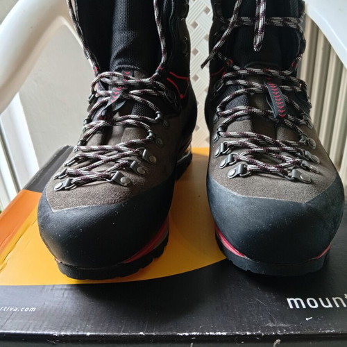 La Sportiva Nepal Trek Evo GTX hiking boots size 44, gift included
