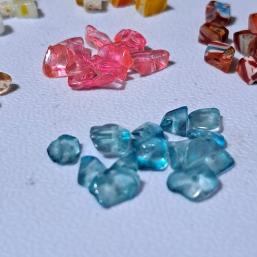 Set of assorted mineral chips and glass beads, 115g