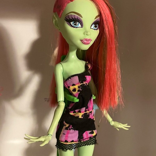 Monster High Venus McFlytrap doll like new, Music Festival 2012