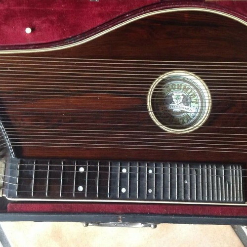 Santouri used from 1940 with 39 strings and carrying case