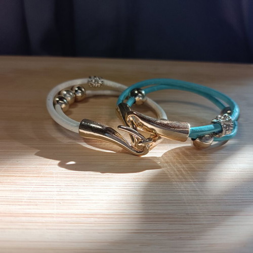 Blue and white bracelet set with silver beads