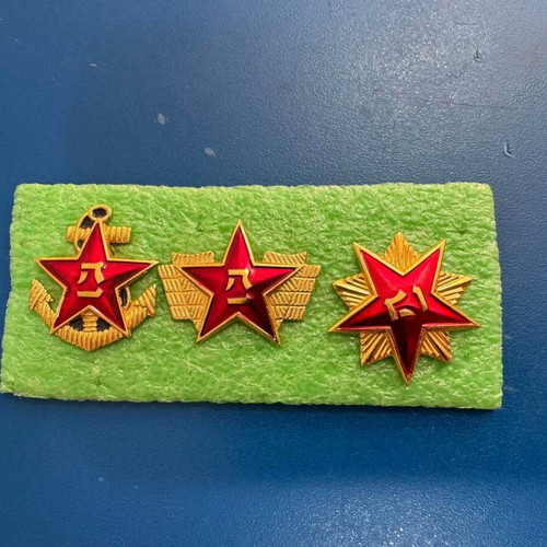 Chinese Red Army uniform badges like new, 1950–1970