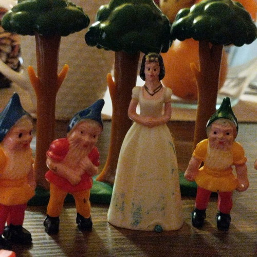 Snow White and the 7 Dwarfs used cake decorations
