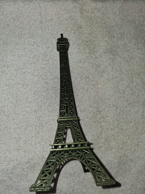 Metal Eiffel Tower miniature souvenir in antique bronze color, like new
