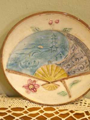Διακοσμητικό πιάτο majolica μεταχειρισμένο, στυλ Chinoiserie, Γαλλία 1900