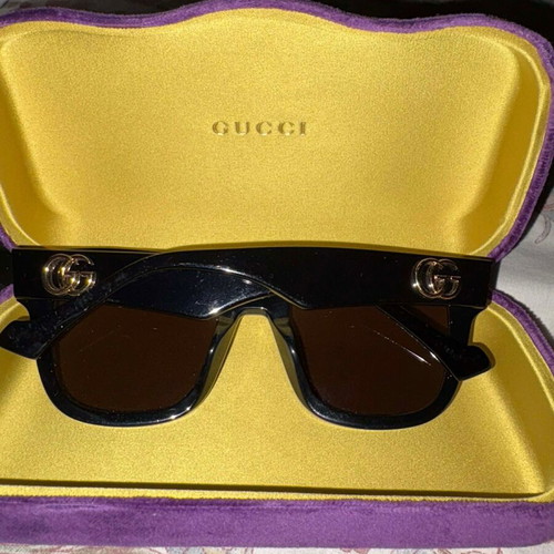 Gucci sunglasses new, black with mauve suede case