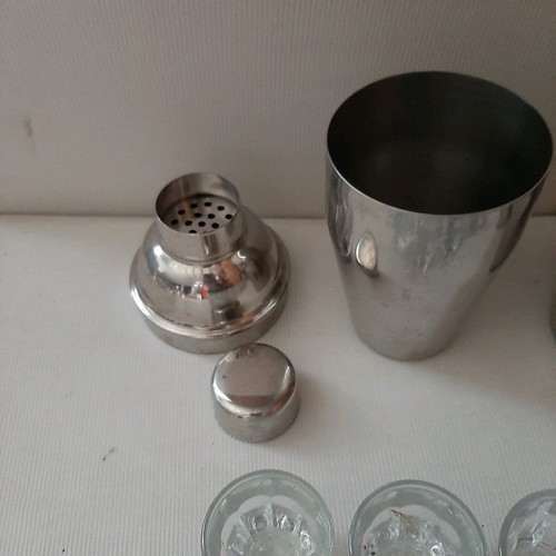 Stainless steel cocktail shakers like new, pack of 2 with 15 shot glasses