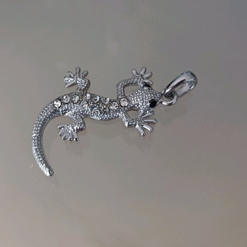 Salamander pendant like new
