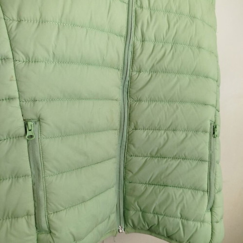 Women's sleeveless vest pistachio like new, size M