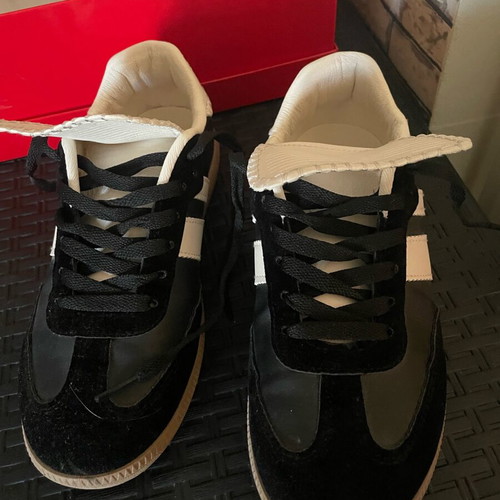 Sneakers size 37 like new, black and white with tongue design