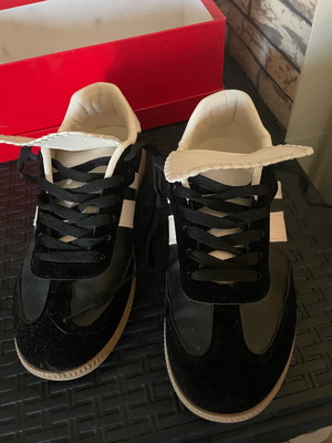 Sneakers size 37 like new, black and white with tongue design