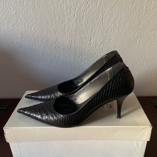 Shoe Bizz leather pumps, slightly worn inside