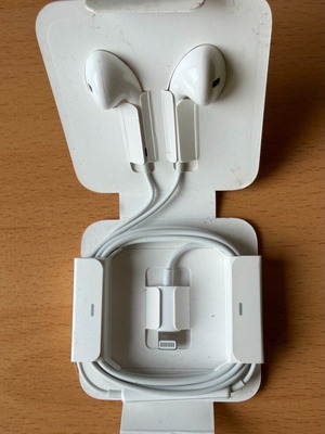 Apple EarPods with Lightning connector new