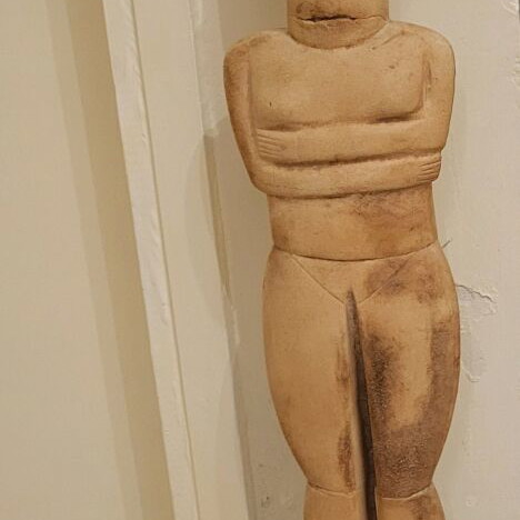 Cycladic art figurine like new, male with marble base