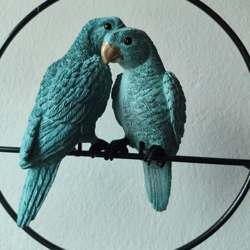 Table decoration with two blue parrots used