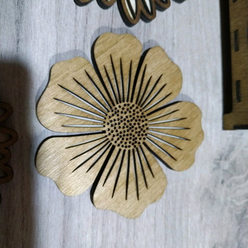 Set of 4 wooden ornate coasters with flower design new