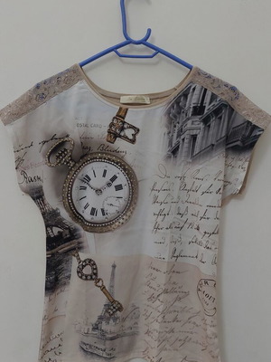 Women's La Chica T-shirt size S like new, beige multicolor