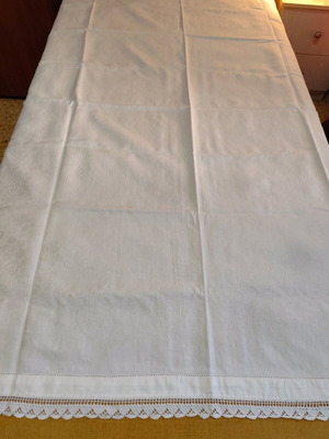 White cotton tablecloth like new with lace and crochet edging