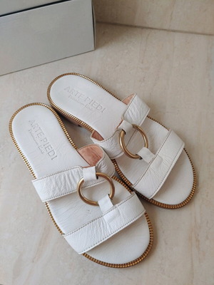 Arte Piedi leather sandals used white with gold details