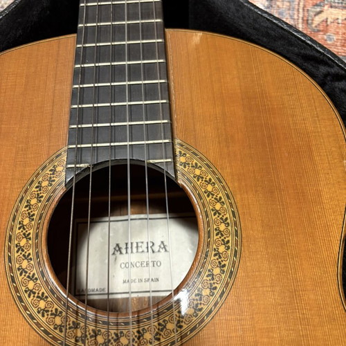 Ahera Concerto Classical Guitar like new with case