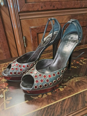 Πέδιλα Gucci σαν καινούργιο, κόκκινα και ασημί, ύψος τακουνιού 12 εκ.