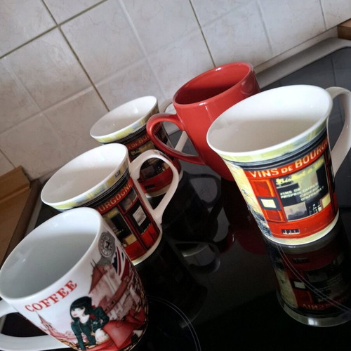 Coffee/tea mugs set of 5 like new with various designs