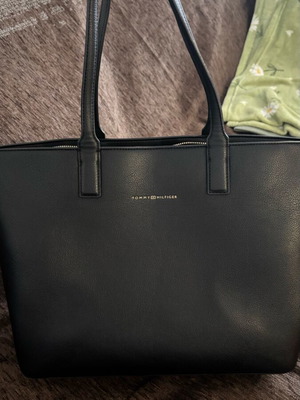 Tommy Hilfiger чанта за рамо като нова, черна с калъф