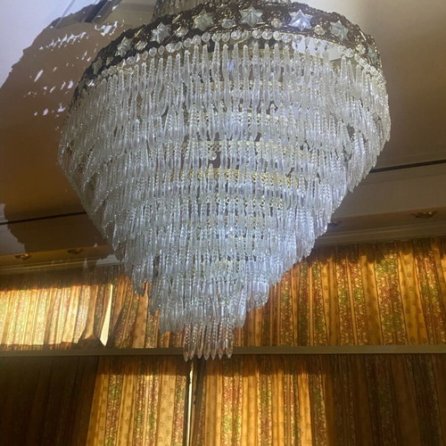 Crystal chandelier in excellent condition