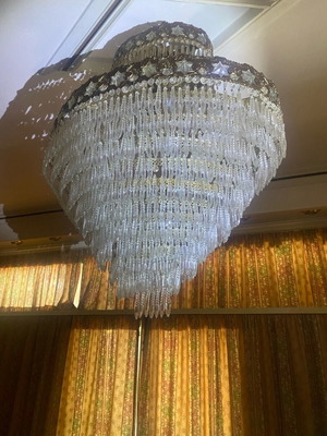 Crystal chandelier in excellent condition