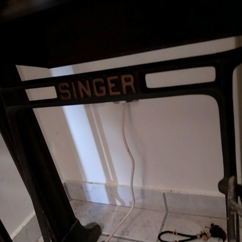 Singer Manufacturing Co. sewing machine like new with cabinet, late 1800s early 1900s