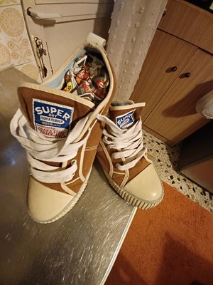 Superdry  Ν.42 τιμη  20ευρώ.