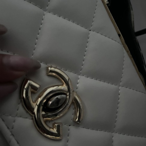 White shoulder bag used