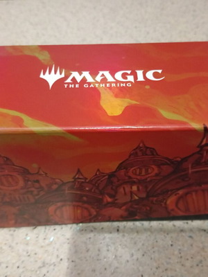 Κουτί αποθήκευσης The Brothers War Magic the Gathering σαν καινούργιο με 40 basic land και D20 ζάρι