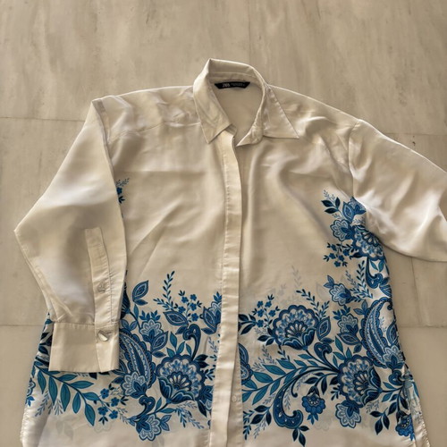 Zara shirt with blue floral pattern size medium fits large like new