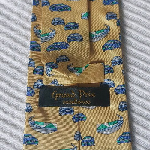 Tie yellow with pattern like new