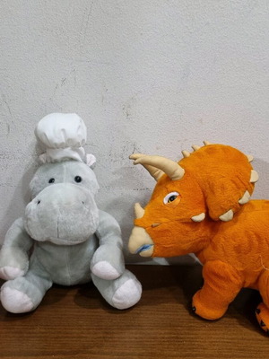 Plush dolls like new